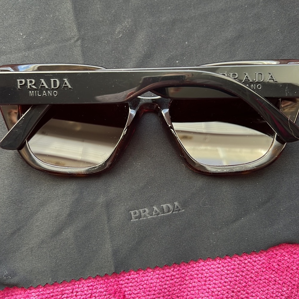 Prada sunglasses.Used on vacation for a wk decided they are too big for my face - Picture 4 of 6